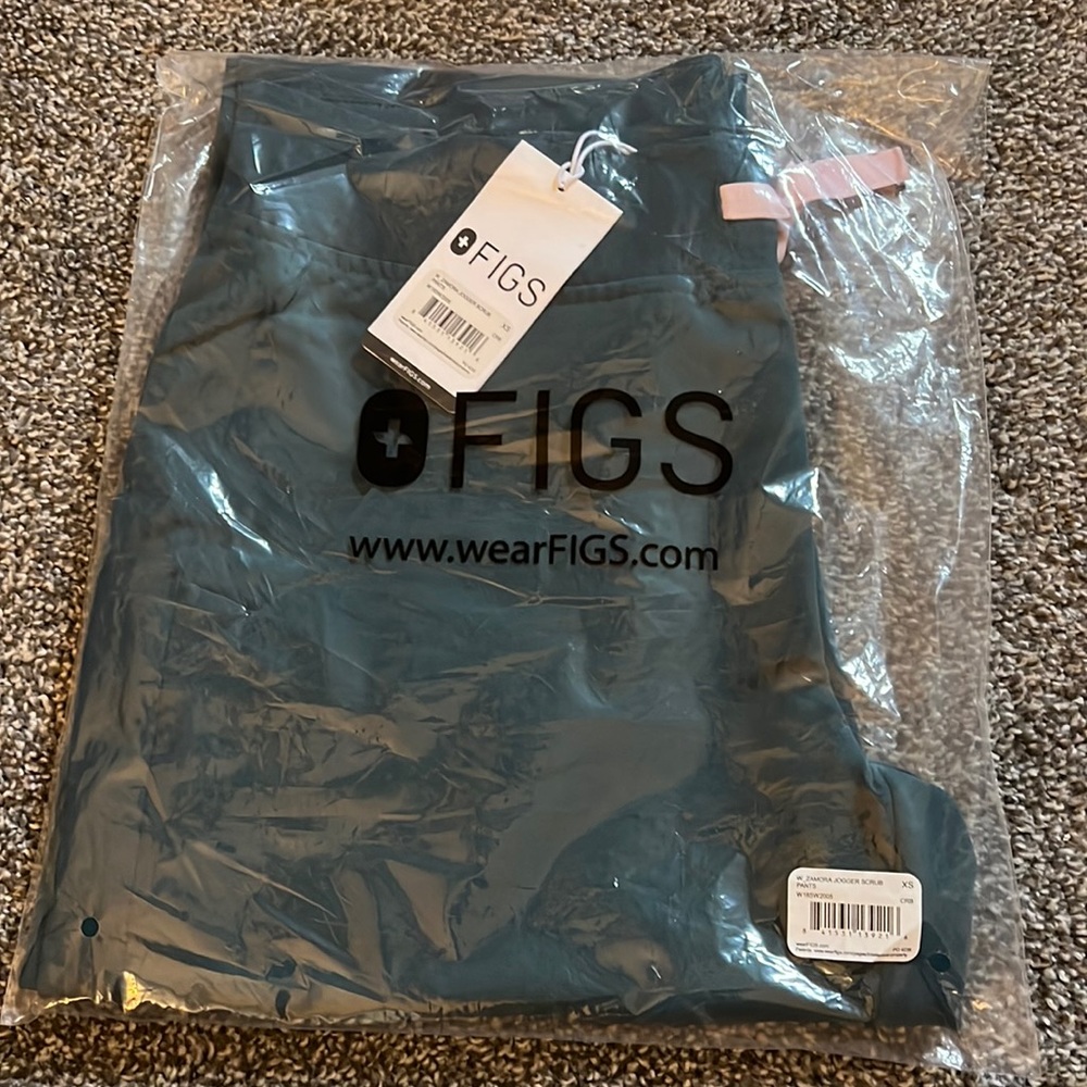 never worn caribbean blue figs zamora jogger scrub pants!